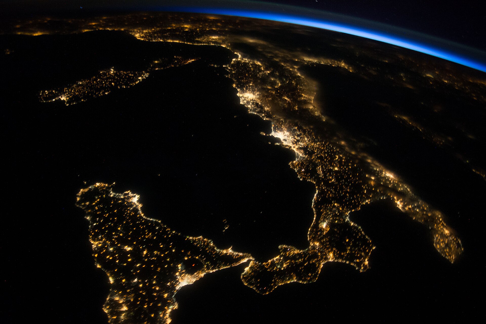 L'Italia fotografata di notte dalla Stazione Spaziale Internazionale